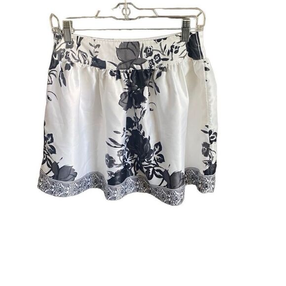 Twenty-One Black/White Floral Print Satiny Skirt. Size Medium. - Picture 4 of 6
